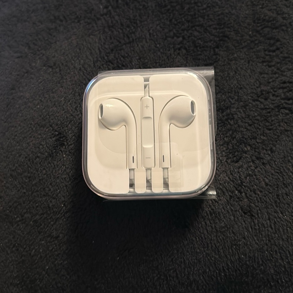 Authentic Apple Earbuds Wired with 3.5mm plug NEW